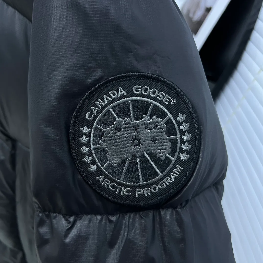 P760 𝘾𝘼𝙉𝘼𝘿𝘼 𝙂𝙊𝙊𝙎𝙀/Canada Goose 2023 Limited New Crofton Puff Down Jacket Pure Guangzhou Inspection 80 White Duck Down Filling‼  Top version, ceiling level‼ Crofton soft bread, the latest style in 2023, has a cold protection effect of up to level 4. It is made of recycled Feather-Light tear-resistant fabric. It is ultra-light and has no weight on the upper body at all! The unique black label highlights your temperament‼  Canada Goose, a Canadian brand, has always been recognized as the warmest down jacket. Various Instagram celebrities, Internet celebrities, and celebrities often wear it for street photos. I do Canada Goose every year, but I still can’t get rid of my love for geese. No matter how cold the winter is, there is no need to be afraid, because there are geese! Filled with 80% white duck down, Canada Goose is the legendary warmest down jacket and is known as a must-have for Arctic outdoor sports! The most popular down jacket in the world, celebrities are rushing to buy it, it is a must-have! Same style for men and women Size: S~XXL